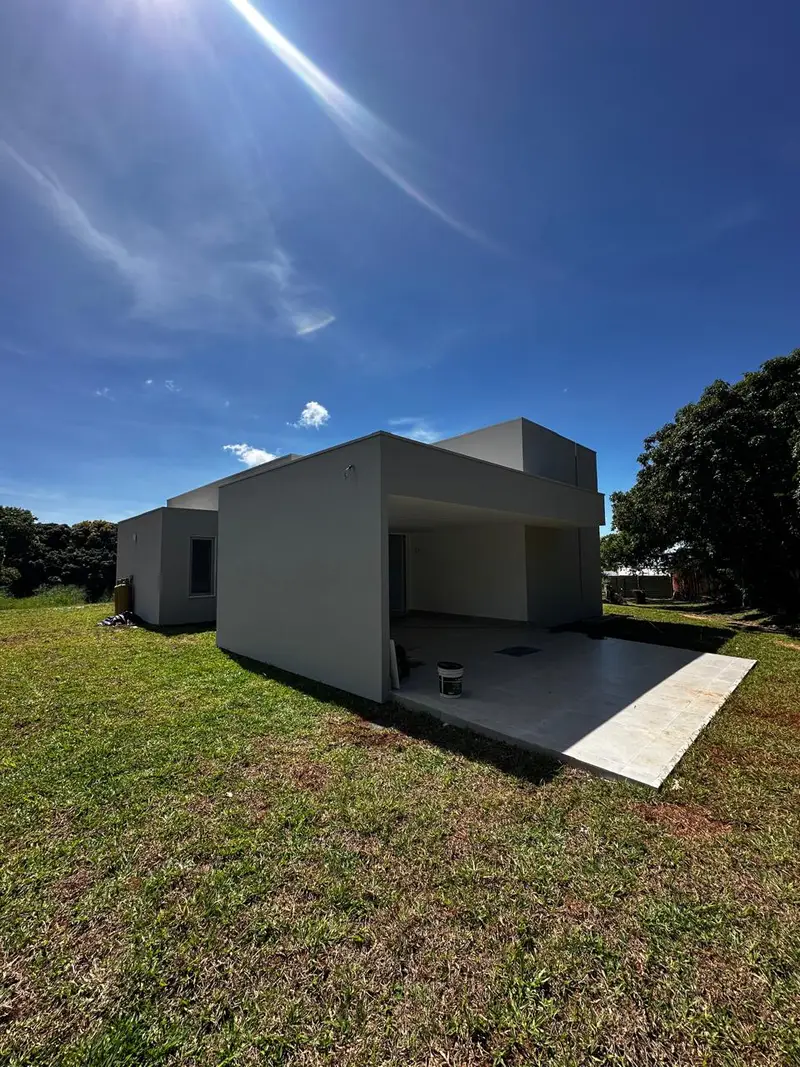 Ambiente interno com abertura ampla para a área externa.