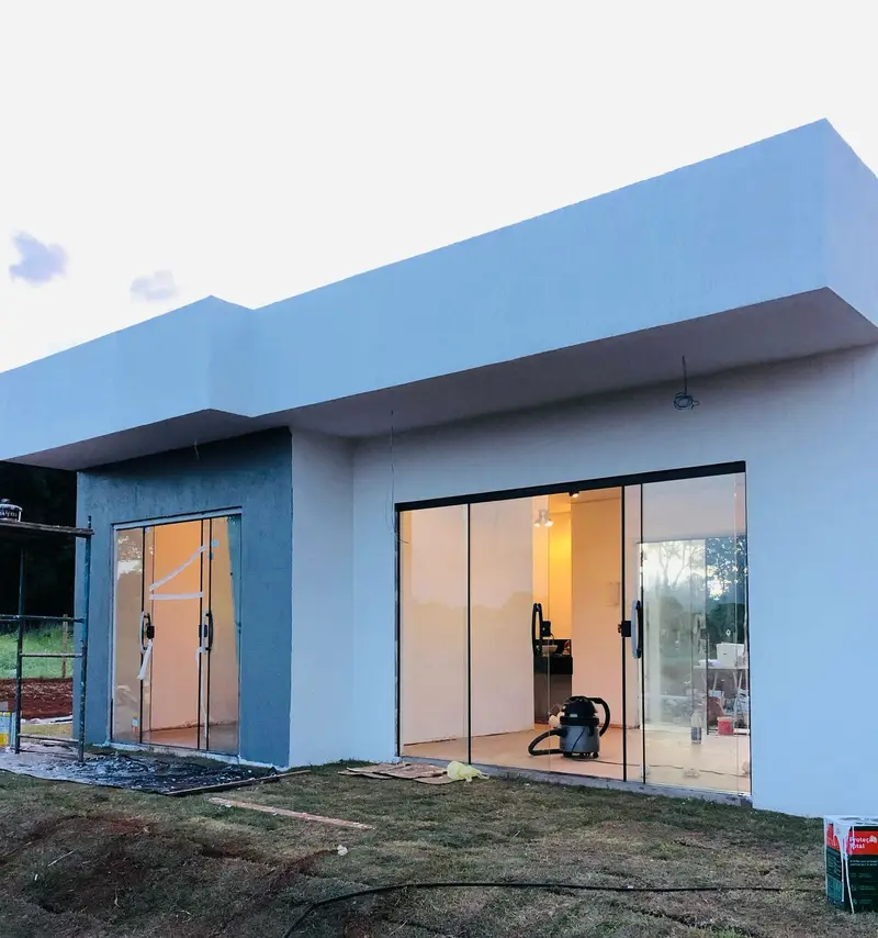Módulo alongado com fachada em ripado e grandes aberturas de vidro.