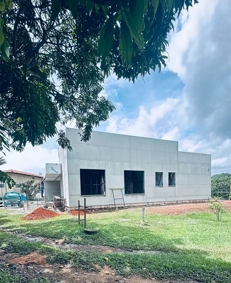 Vista de canto do módulo mostrando a estrutura de aço e o fechamento em placa cimentícia.