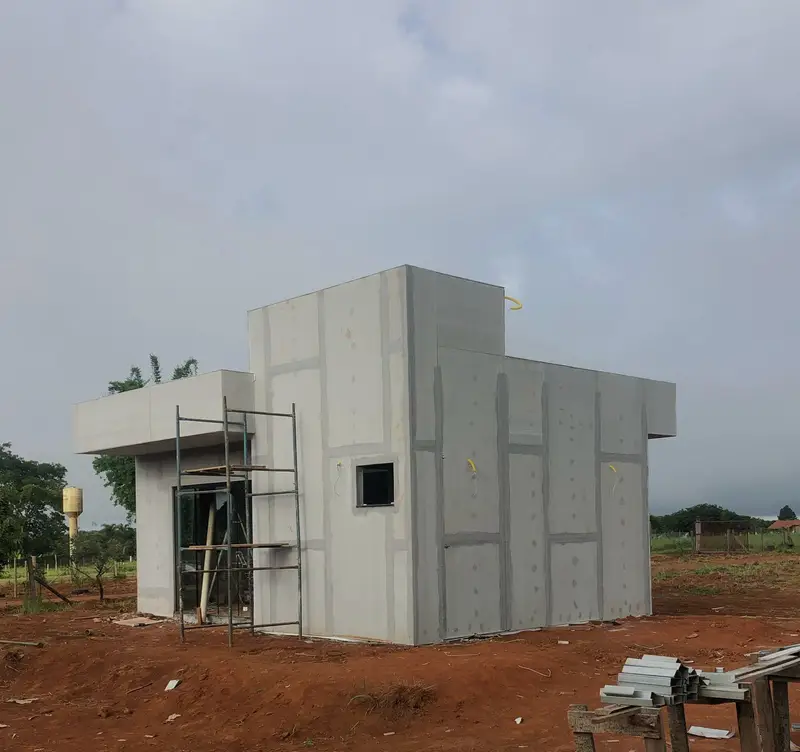 Módulo instalado em terreno arborizado, pronto para uso.